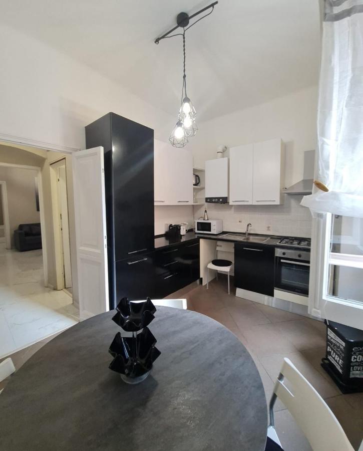 Ampio Appartamento Con 2 Posti Auto E Cortile Genoa Exterior photo