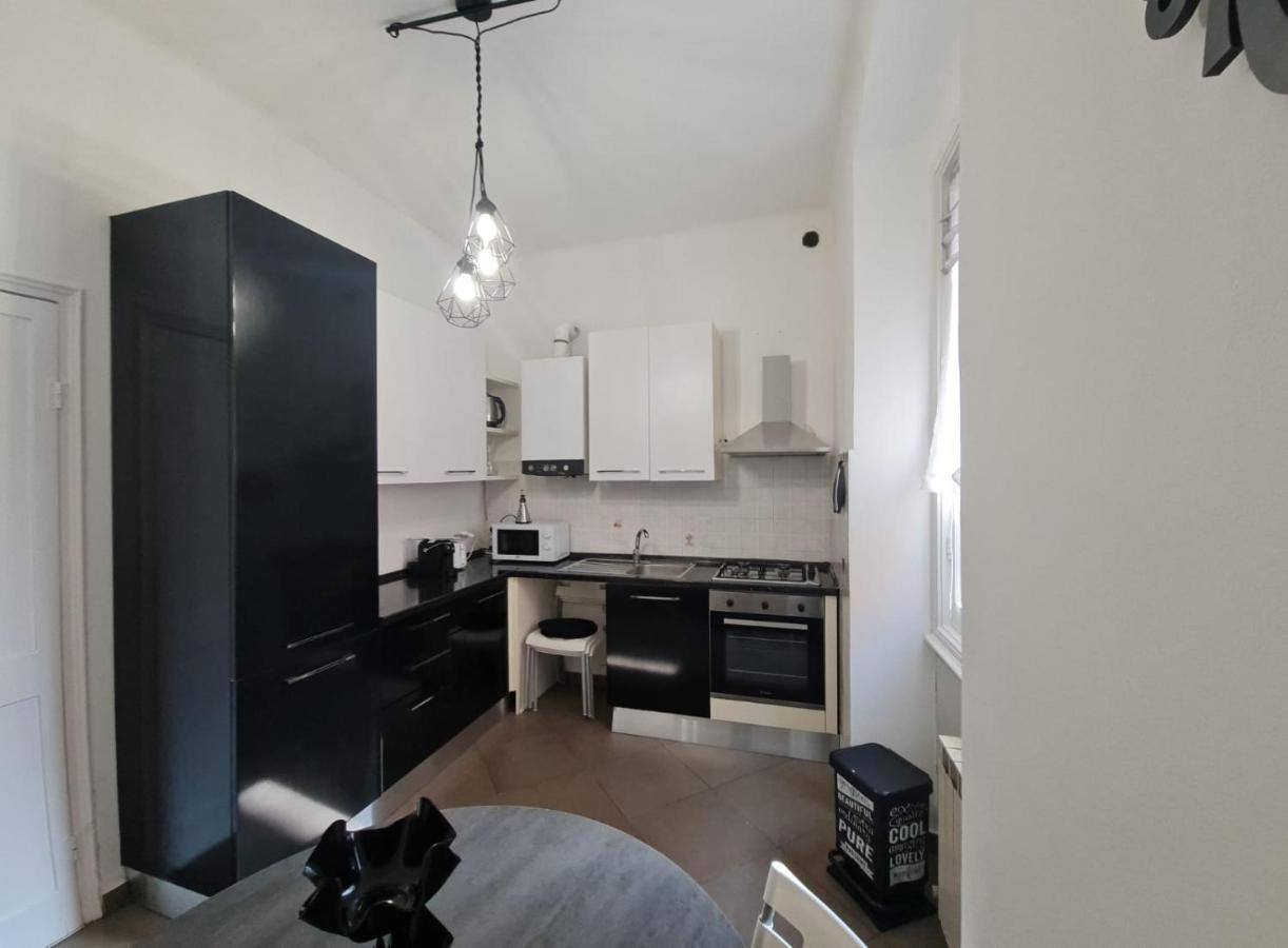 Ampio Appartamento Con 2 Posti Auto E Cortile Genoa Exterior photo