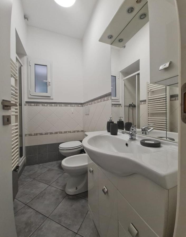 Ampio Appartamento Con 2 Posti Auto E Cortile Genoa Exterior photo