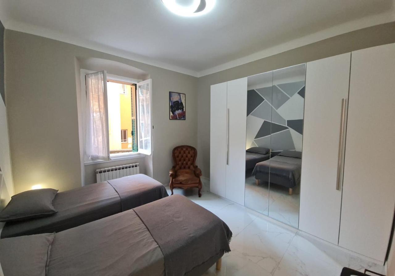 Ampio Appartamento Con 2 Posti Auto E Cortile Genoa Exterior photo